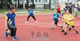 亚特兰大勇士在 2021 年击败太空人夺冠，弗里曼捧起冠军奖杯后转投道奇